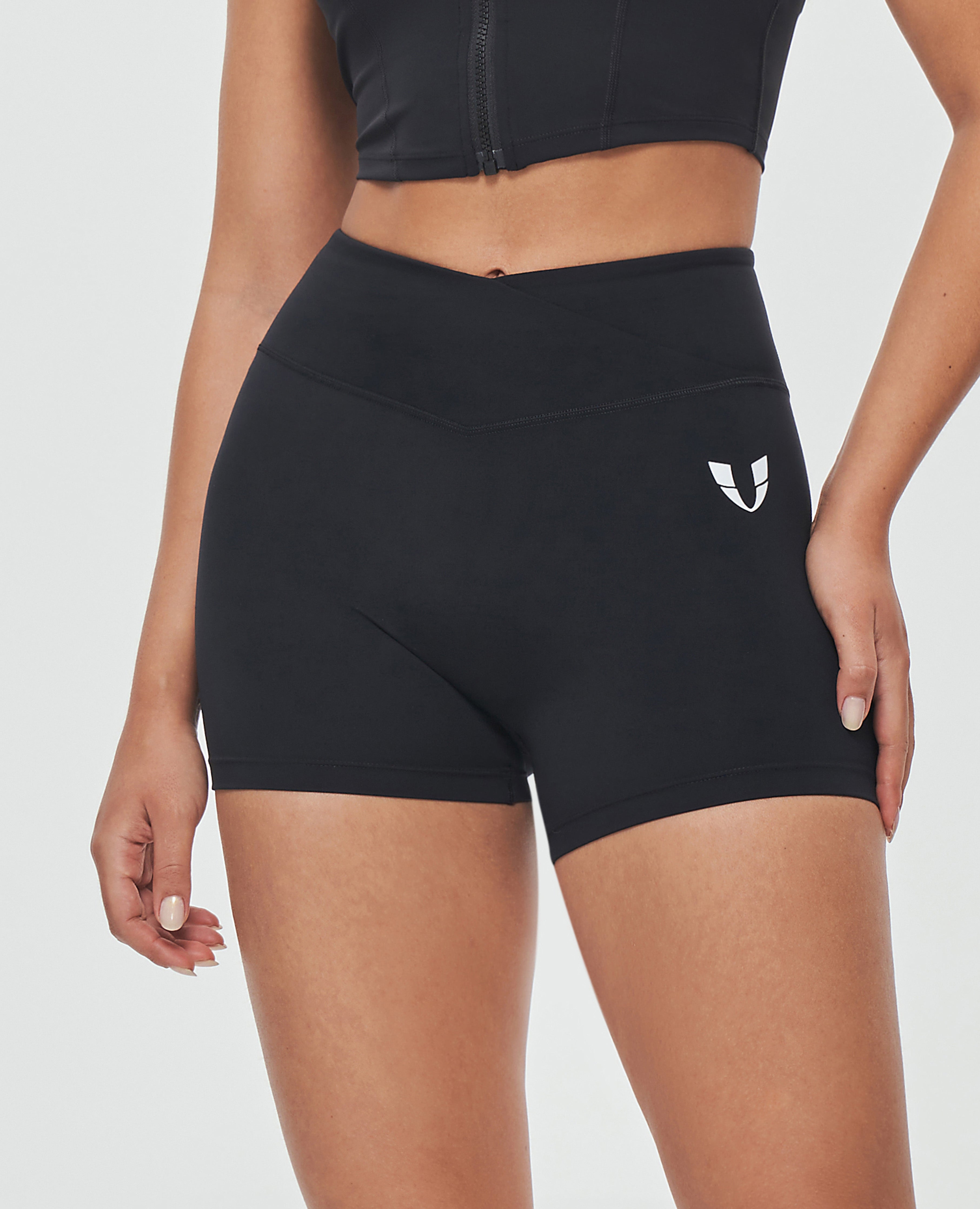 Shorts cargo con cintura en V Plus - Negro